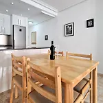 2 Bedroom Cozy In Hébergement de vacances *